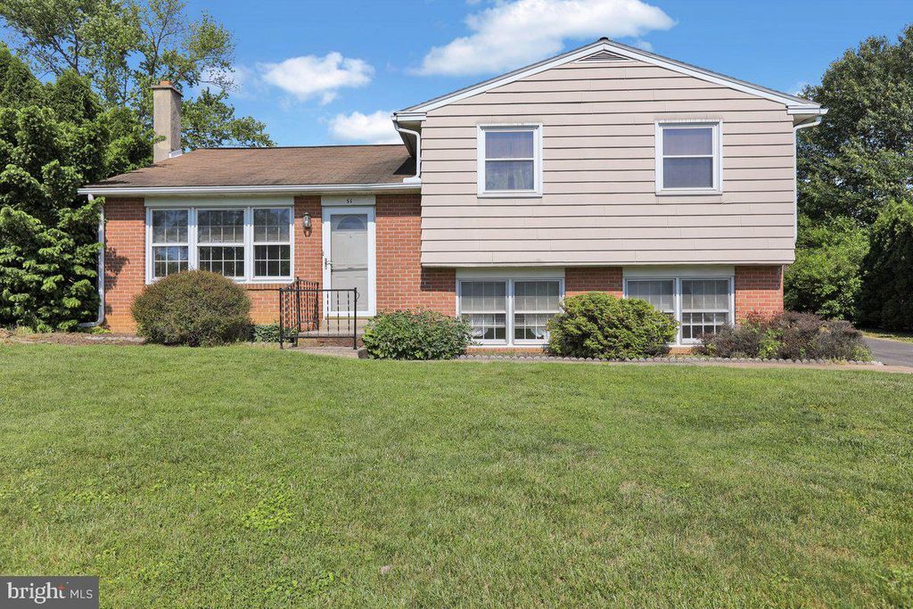 Photo of 51 Glen Oaks Drive, Lancaster, PA 17603 (MLS # PALA2050644)