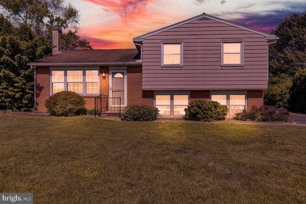 Photo of 51 Glen Oaks Drive, Lancaster, PA 17603 (MLS # PALA2050644)