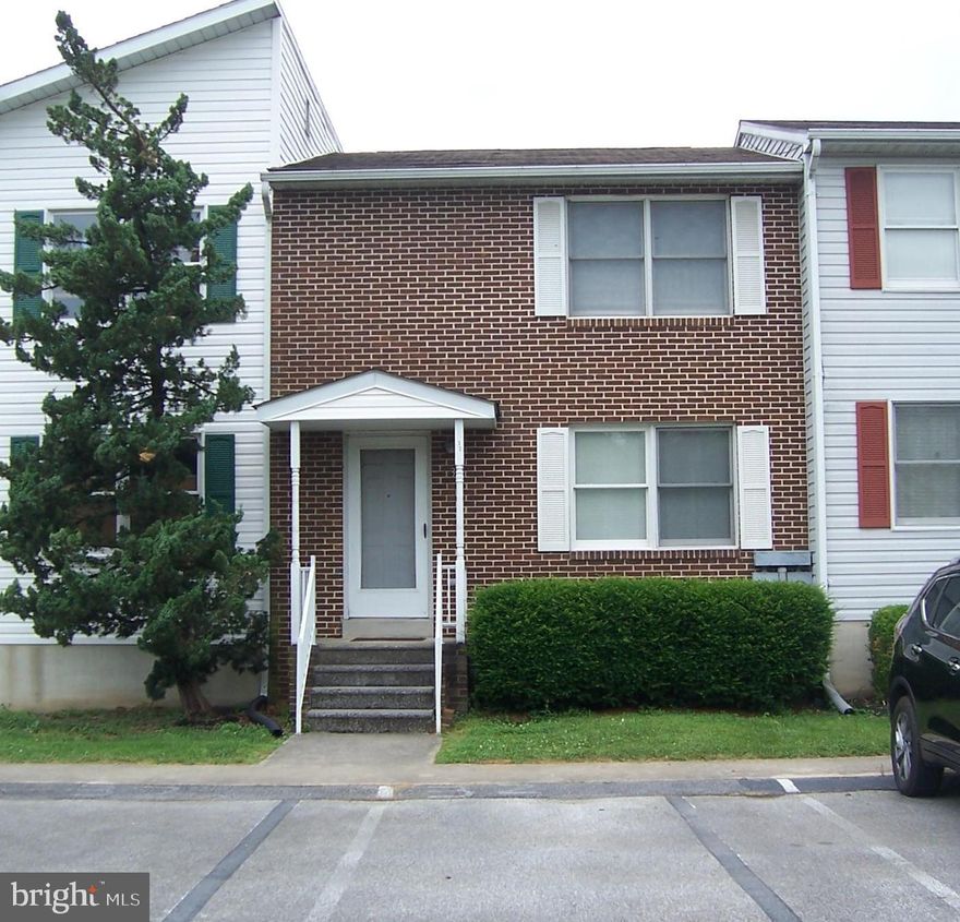 Townhome   3 bedrooms 2 bathrooms   Full unfinished basement   Deck off the kitchen   Great commuter location. Good credit score  Past rental history and salary requirements
  rent spree for application