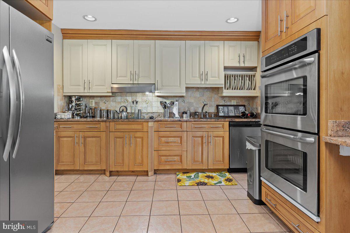 LAUREL LAKES - Residential