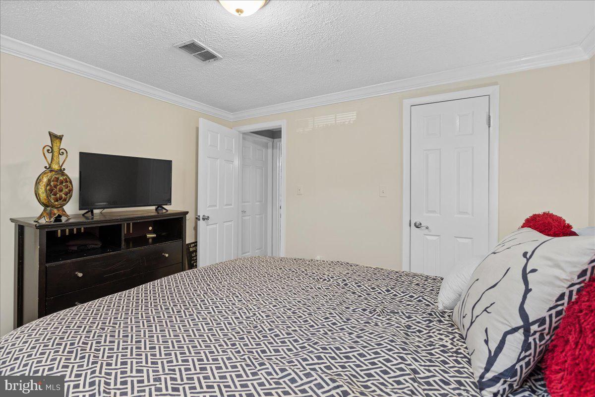 LAUREL LAKES - Residential