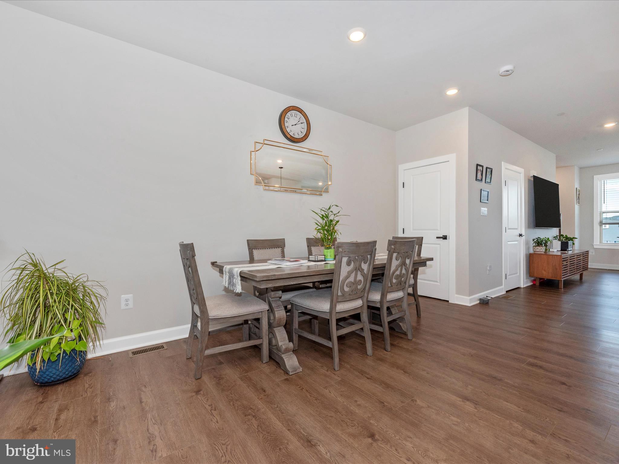 OAKDALE VILLAGE - Residential Lease