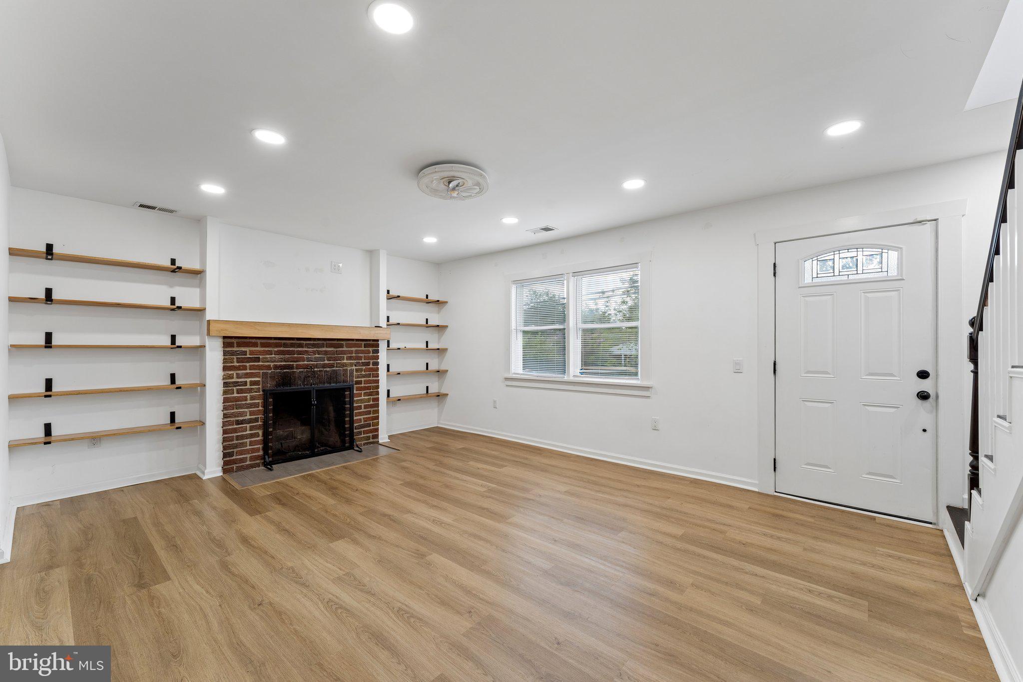 6906 KINGSTON DRIVE