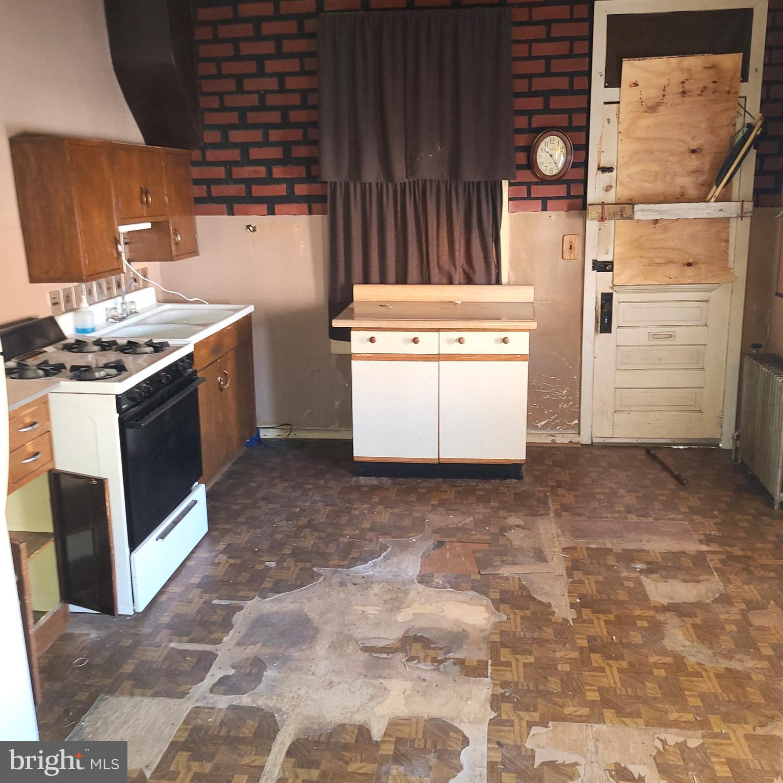 ELLWOOD PARK - Residential