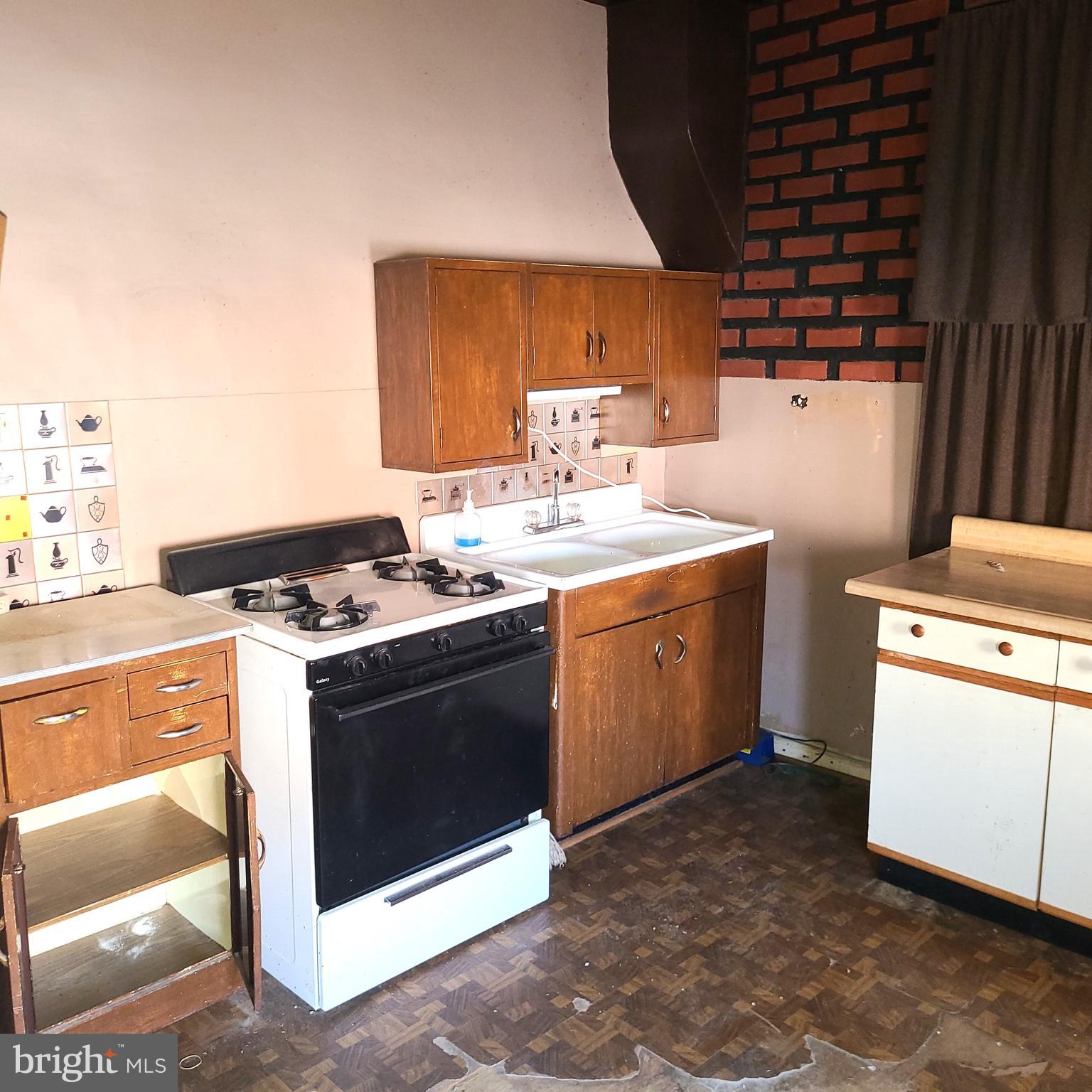 ELLWOOD PARK - Residential