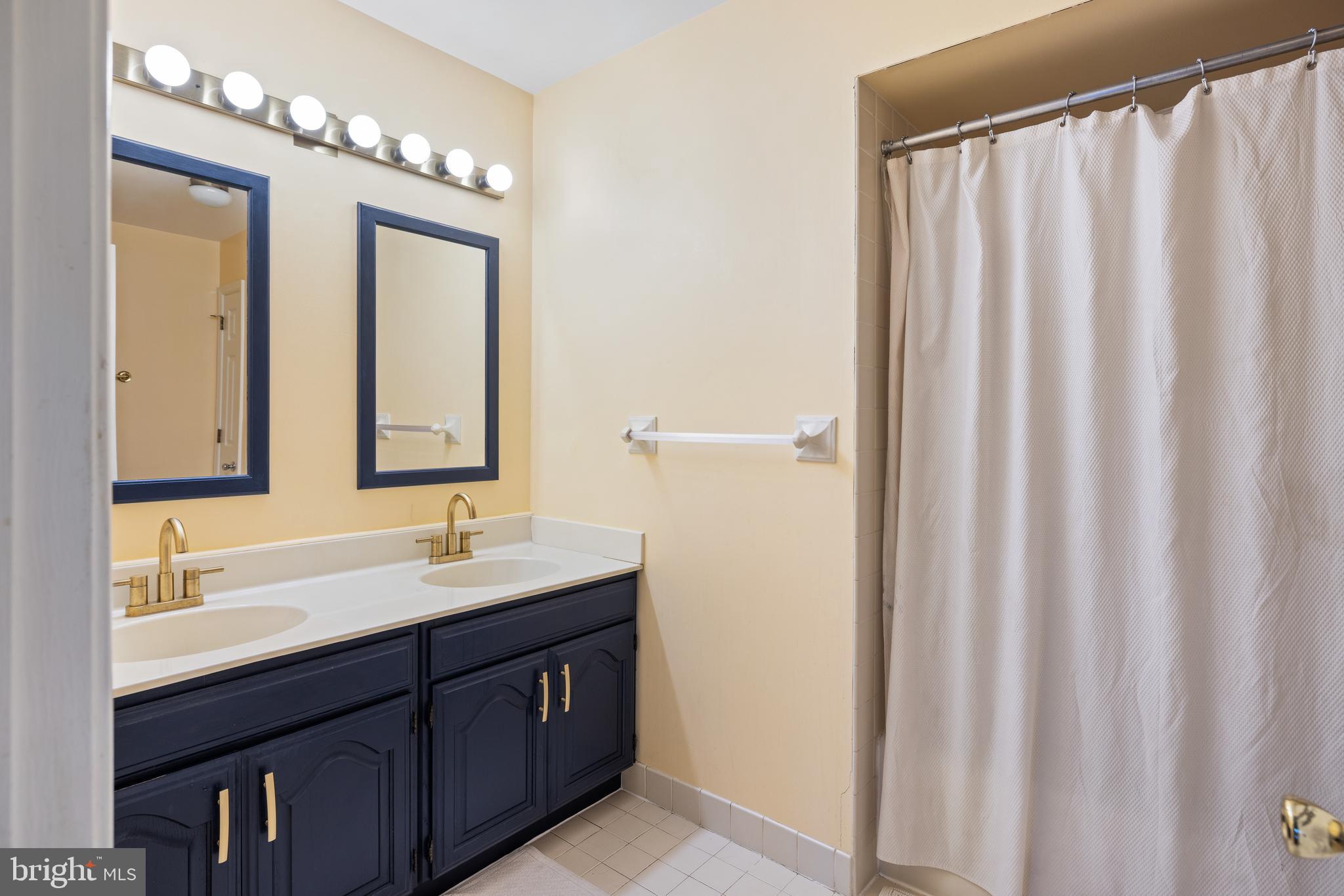 WHITE CHIMNEYS - Residential