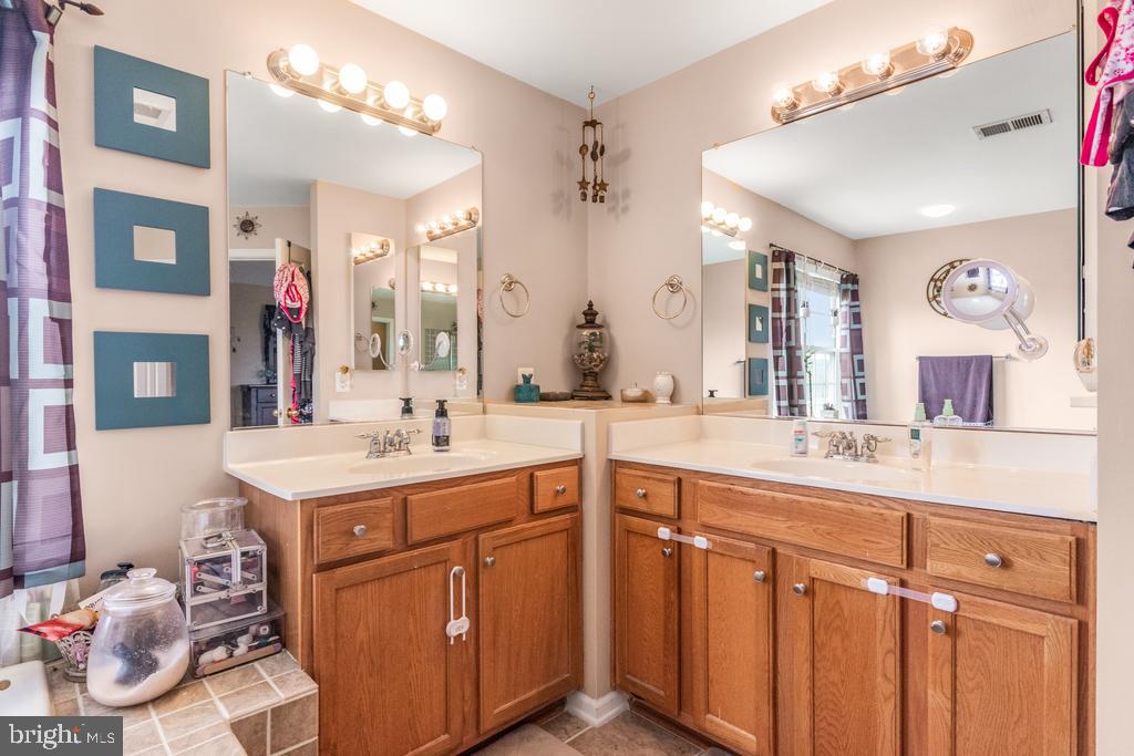 LEE'S PARKE - THE FALLS - Residential