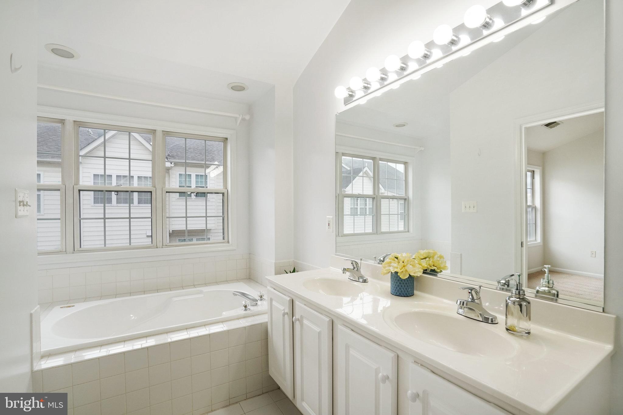 KENSINGTON COURTS - Residential