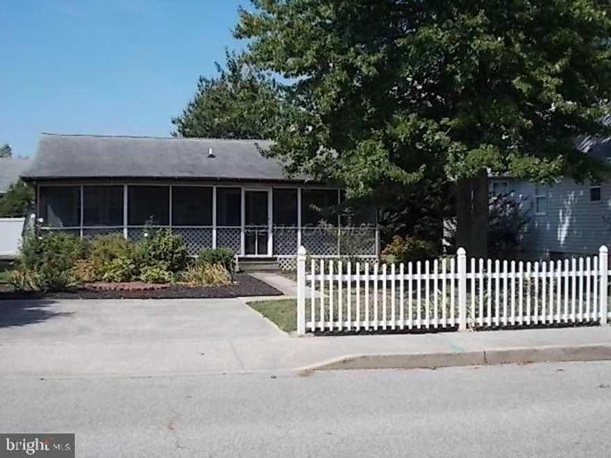 Charming beach cottage at an affordable price!  This 2 bdrm/2 bath home features a spacious screened porch on the front, eat in kitchen, cozy living room and large outside shower in the rear, a beach ''must''!  Only 4 short blocks to the beach, this home resides in the popular residential neighborhood of Caine Woods, convenient to shopping, restaurants, movies and more!