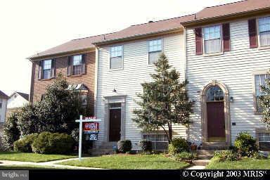 Wonderful Townhome Offers 3 Bedrooms & 2.5 baths, Kitchen updated with island, separate dining room, newer wood floors in LR. Lower level family room with WB Fireplace, half bath, newer carpet, walkout to privacy fenced backyard backs to woods. Upper Level features primary bedroom and bath, 2 additional bedrooms and full bath. Ideally located on a cul-de-sac. Enjoy privacy and summer BBQs on deck, rear patio or backyard. Neutral Paint. 1-Dog ok under 35 lbs. Requires FICO 700+, Income 3xRent, No more than 2+ INCOMES TO QUALIFY. 2-Reserved Parking in front.