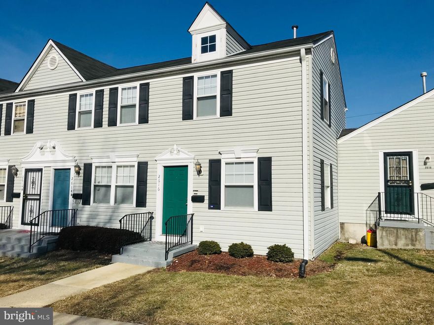 This sought after END UNIT 3 bedrooms / 1.5 bathroom townhome features beautiful wood floors downstairs, carpeted floors upstairs, and three bedrooms with plenty of closet space. FRESHLY painted!!
Full bathroom is located upstairs and half bath is on the main level. Stackable Washer/Dryer!
PET friendly!! Small pet preferred. This kitchen features granite countertops, modern cabinetry, and stainless steel appliances. Added touches include custom track lighting and ceiling lights in every bedroom.
Enjoy view from multiple windows throughout the home, and host quiet dinners in the dining area located next to the open kitchen. Parking in front or back with access to the home either way. This one will go fast, DON'T MISS IT!