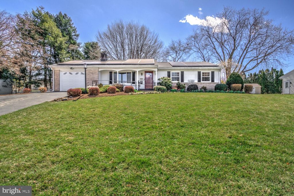 Photo of 266 Highview Drive, LEOLA, PA 17540 (MLS # PALA2066022)