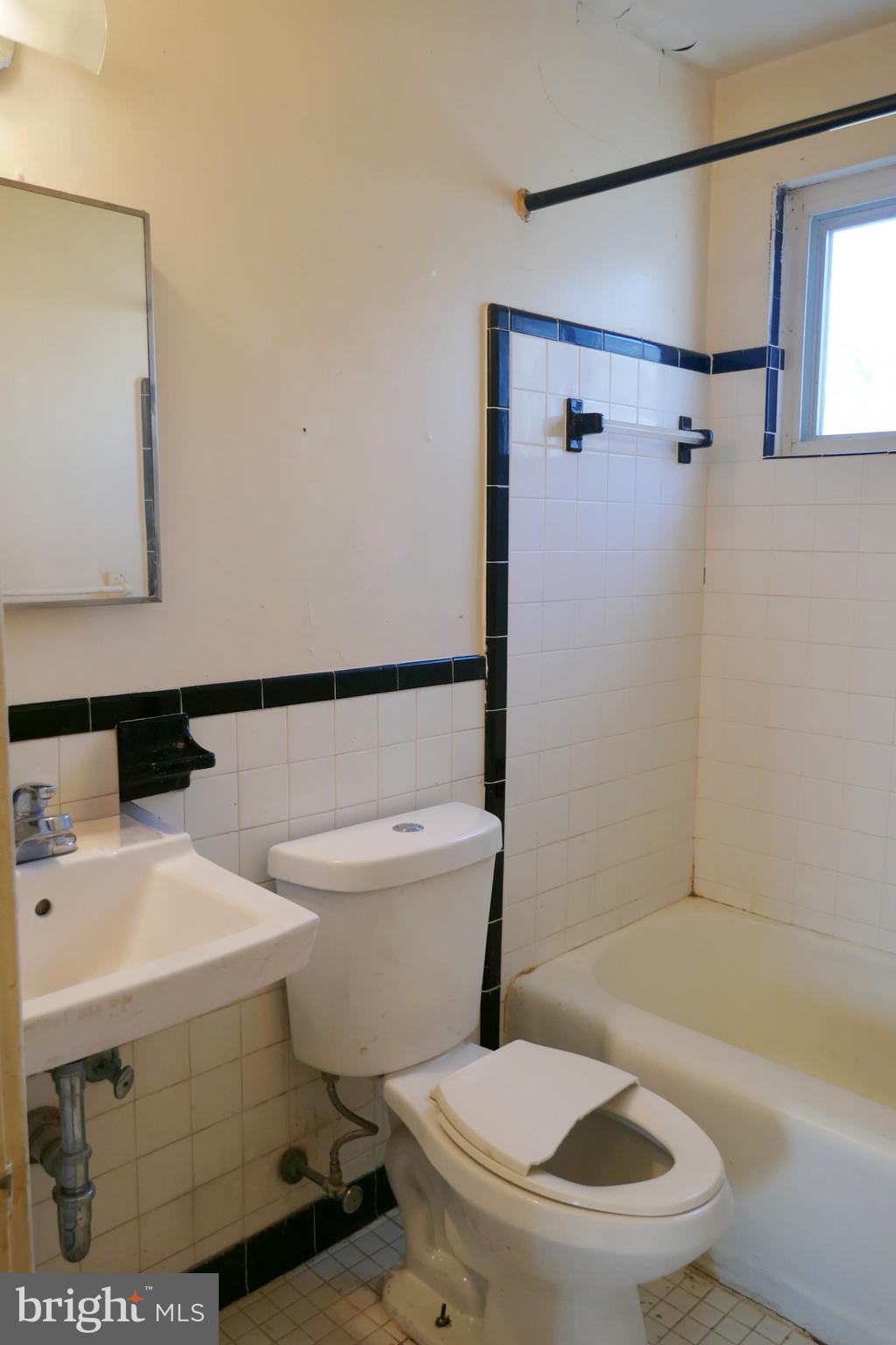 IVERSON SQUARE CONDOMINIUM - Residential