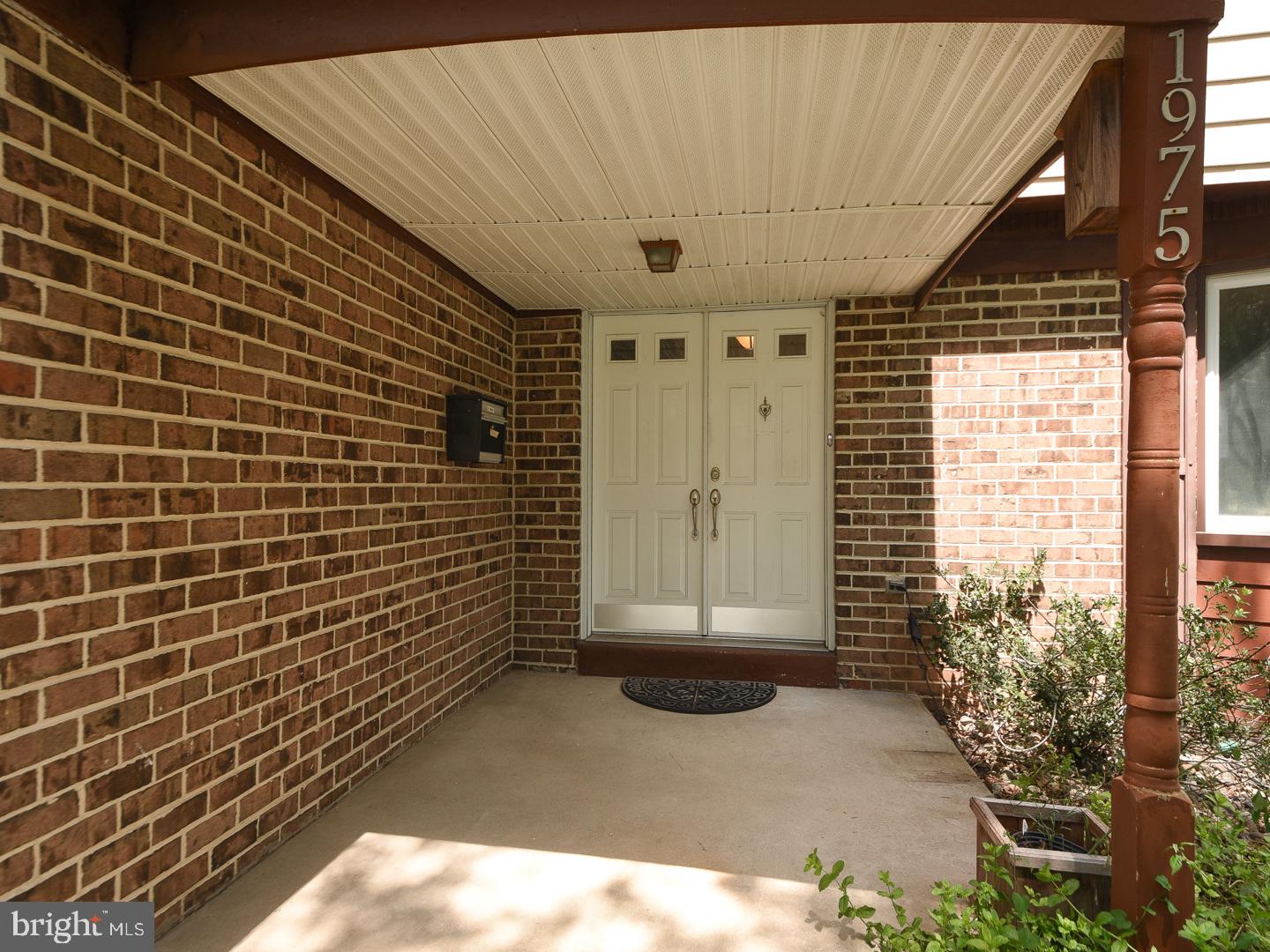 1975 W MARSHALL ST