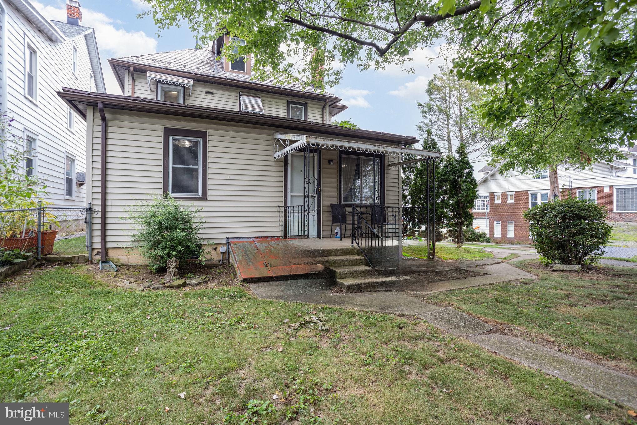 Main image without alt text