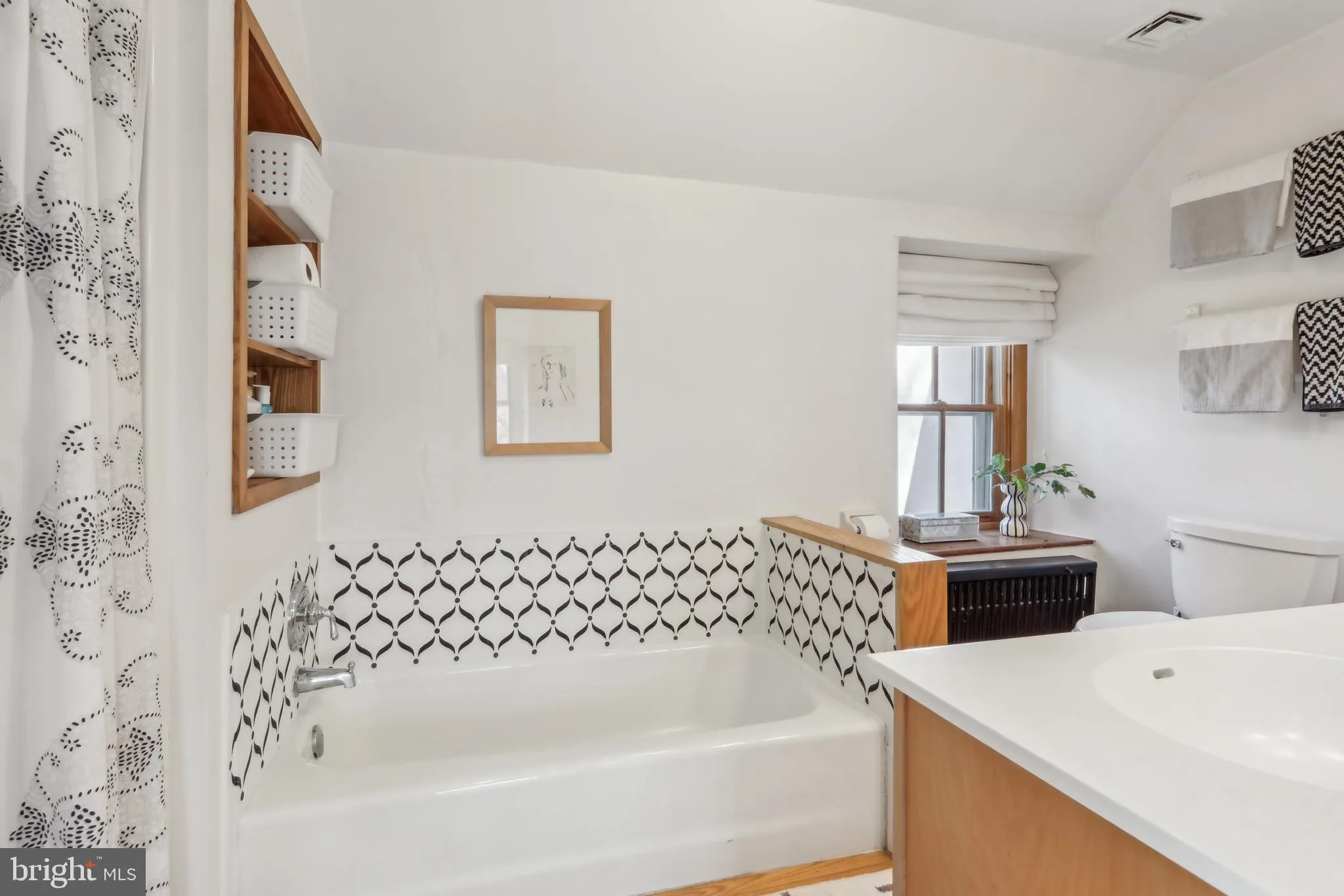 Phoenixville, Pennsylvania 19460, United States, 4 Bedrooms Bedrooms, ,3 BathroomsBathrooms,Residential,Contingent,82726