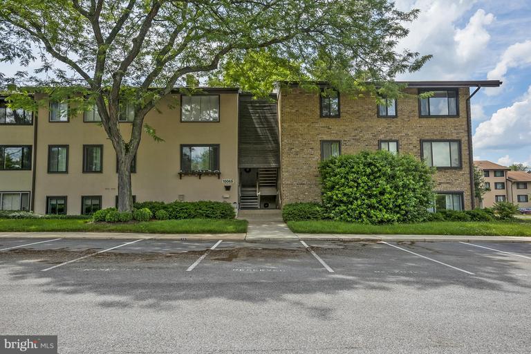 3BEDROOM 2FULL BATH, NICE AND QUIET PLACE. WALK ACROSS TO COLUMBIA MALL AND OTHER SHOPS AND RESTAURANTS. BEAUTIFULLY UPDATED AND PRESENTED! NEW STAINLESS GAS STOVE AND REFRIGERATOR, DISHWASHER. CORIAN COUNTERS. KITCHEN OPENED TO LONG BALCONY. FLOODED WITH LIGHT. HARDWOOD FLOORS AND CARPET . WASHER AND DRYER INSIDE THE HOME. CORNER OFFERS LIGHT AND WINDOWS ON THREE SIDES.VIEW OF POOL OFF BALCONY