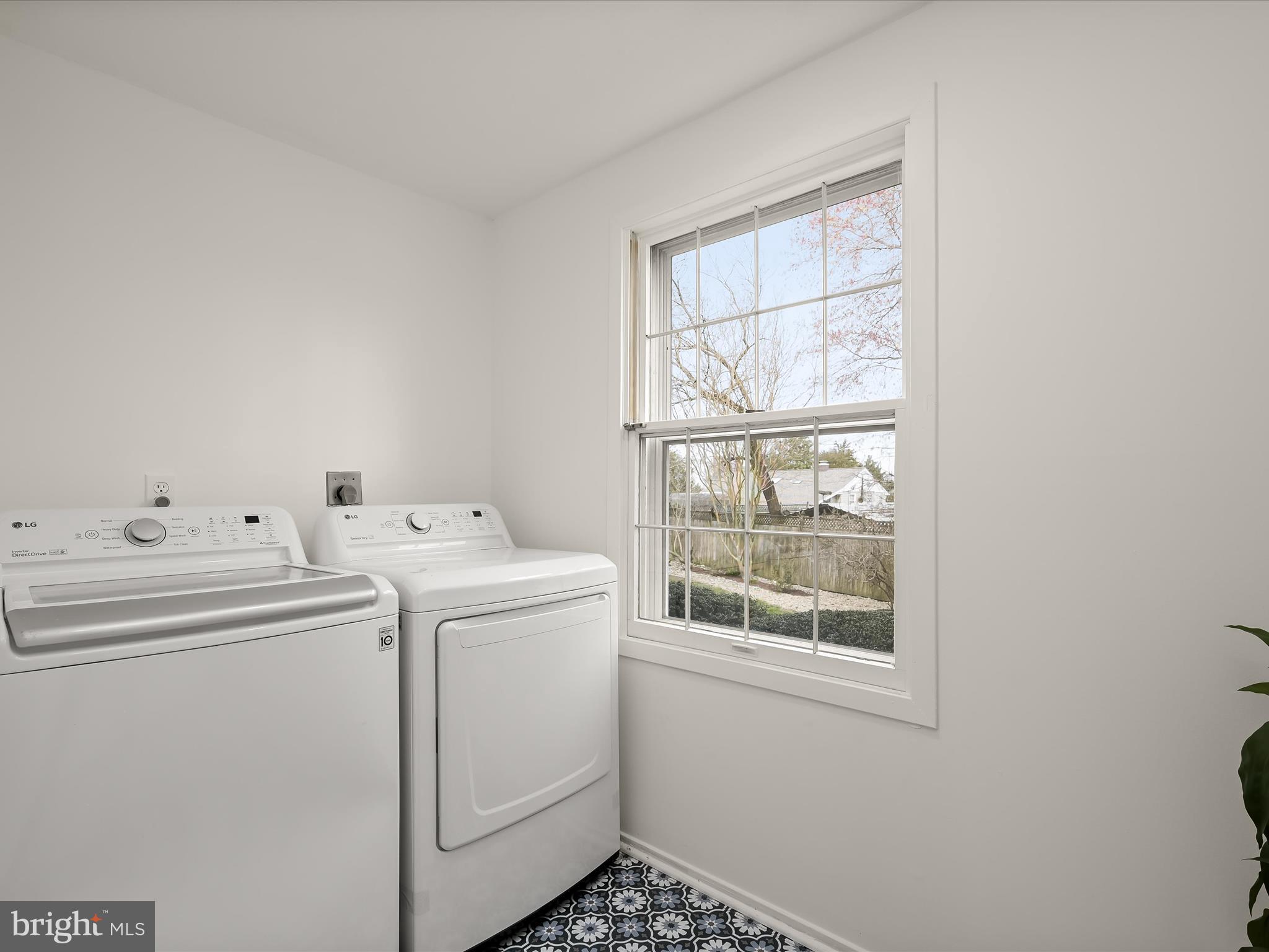 CAROL SQUARE - Residential