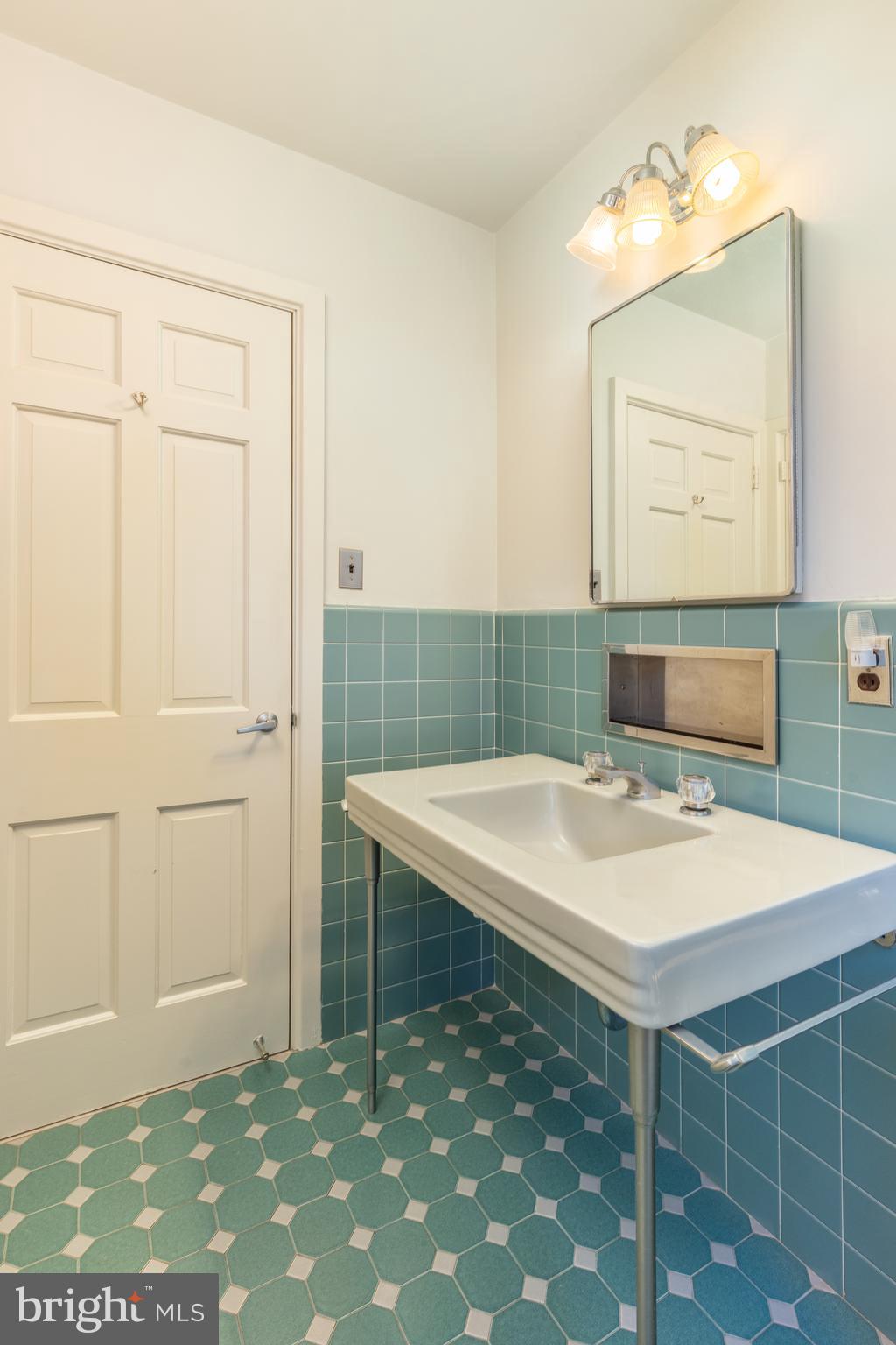 CHESTNUT HILL - Residential