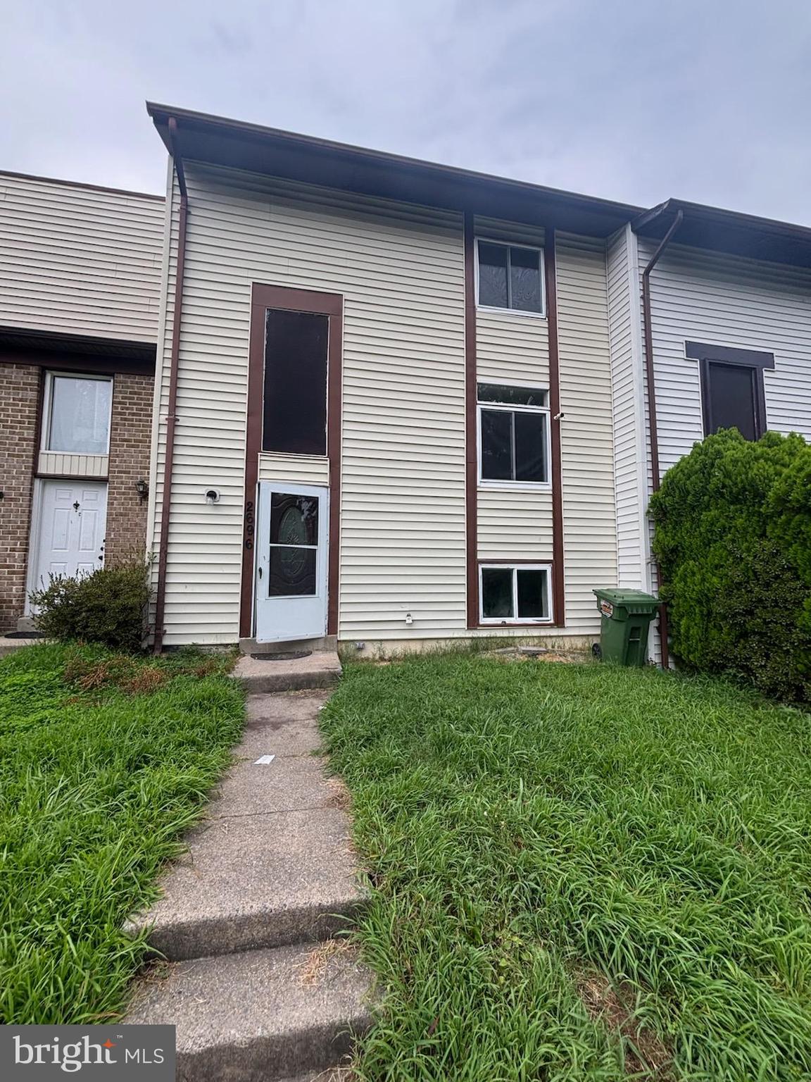Welcome to this 3-level townhome in the heart of Woodbridge, offering an excellent opportunity for customization and value! The main level features a galley-style kitchen with stainless steel appliances, abundant cabinet storage, and direct flow to the dining and living areas. Upstairs, you’ll find spacious bedrooms with generous closet space, while the lower level offers a finished rec room, laundry area, and additional storage. The fenced backyard with patio is perfect for outdoor gatherings or relaxing in privacy.
Enjoy all the amenities the HOA offers, including a community pool, tennis courts, playgrounds, and walking trails. Ideally located just minutes from Potomac Mills Mall, Stonebridge at Potomac Town Center, and an array of restaurants and shops. Commuters will love the easy access to I-95, Route 1, VRE, and multiple commuter lots for a stress-free trip into D.C. or Quantico.
Whether you’re an investor or a buyer looking to personalize your new home, this property offers endless potential.
