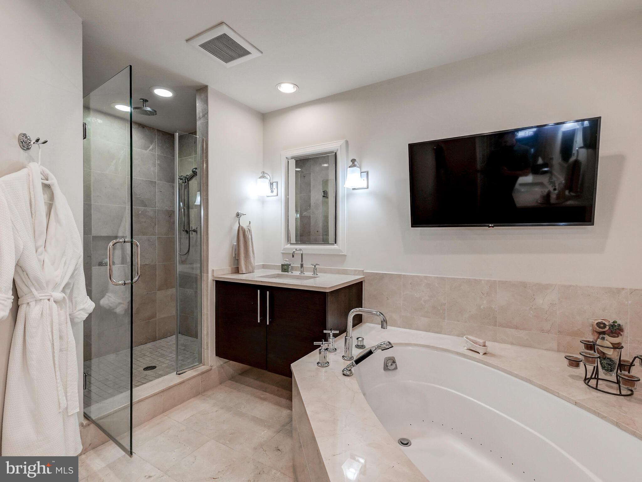 THE RITZ-CARLTON RESIDENCES - Residential