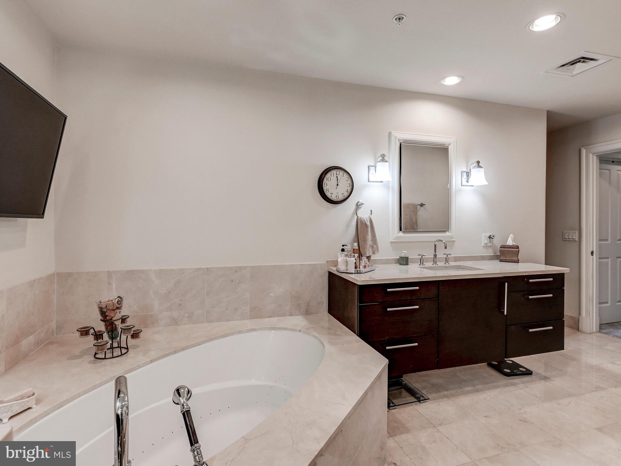 THE RITZ-CARLTON RESIDENCES - Residential