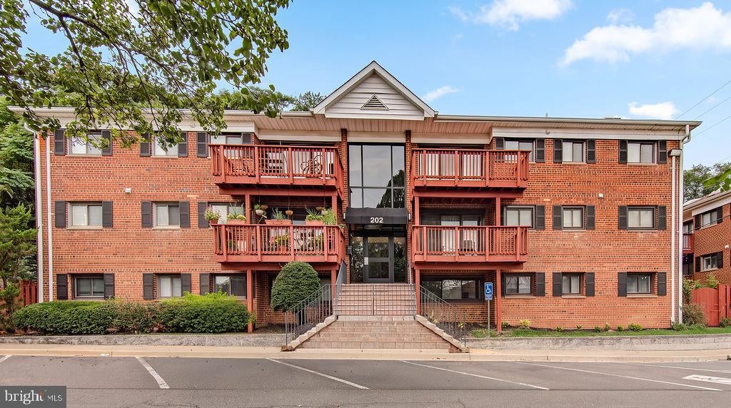 202 SKYHILL ROAD 8