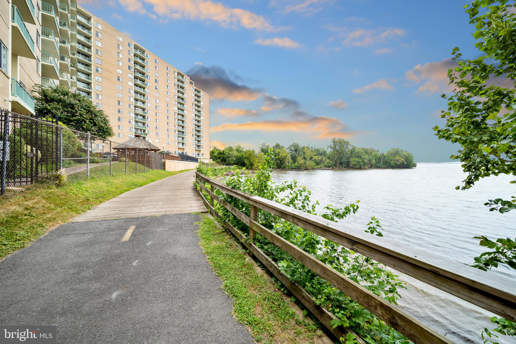 MARINA TOWERS - Residential