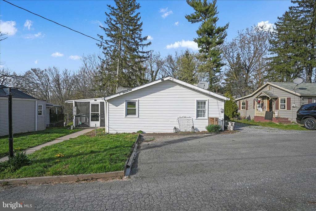 Photo of 3 Greenlawn Drive, LEOLA, PA 17540 (MLS # PALA2088294)