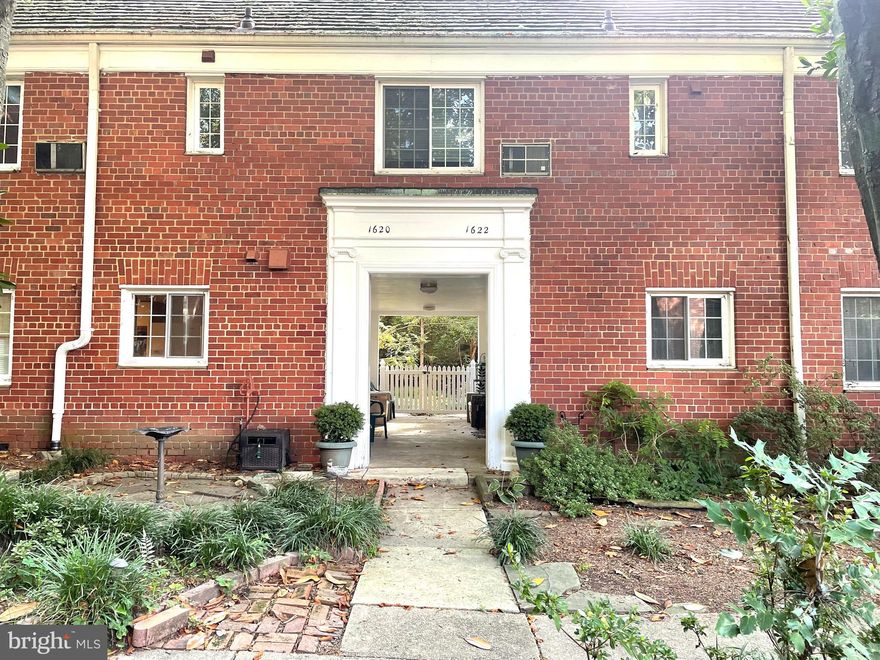 YOU DON'T WANT TO MISS THIS RARE 3 BEDROOM, 1 BATH TOWNHOUSE IN HISTORIC PARKFAIRFAX UP FOR RENT NOW!  THIS CHARMING HOME HAS A NICE BREEZEWAY THAT LEADS TO THE PRIVATE BACKYARD, OPENING UP TO THE WOODLANDS.  FRESH PAINT THROUGHOUT.  GAS COOKING WITH LOTS OF CABINET AND COUNTERSPACE. SEPARATE DINING ROOM, LARGE LIVING ROOM. TWO CLOSETS IN THE FOYER, ONE FOR COATS, ONE FOR STORAGE.  THREE BEDROOMS UPSTAIRS, HALL LINEN CLOSET, WASHER/DRYER CONVENIENTLY LOCATED IN HALL UPSTAIRS AS WELL.  LOTS OF NATURAL SUNLIGHT IN THE BEDROOMS, AND SPACIOUS CLOSET SPACE IN ALL. COMPLETE WITH THREE NEIGHBORHOOD POOLS, TENNIS COURTS, TOT LOTS, ETC. CLOSE TO SHIRLINGTON VILLAGE, RESTAURANTS, SHOPPING, AND ALL MAJOR ACCESS ROUTES!  
OWNER IS RELATED TO AGENT.  NEW COMBO HEAT AND A/C  UNITS INSTALLED THIS WEEK, 9/22!