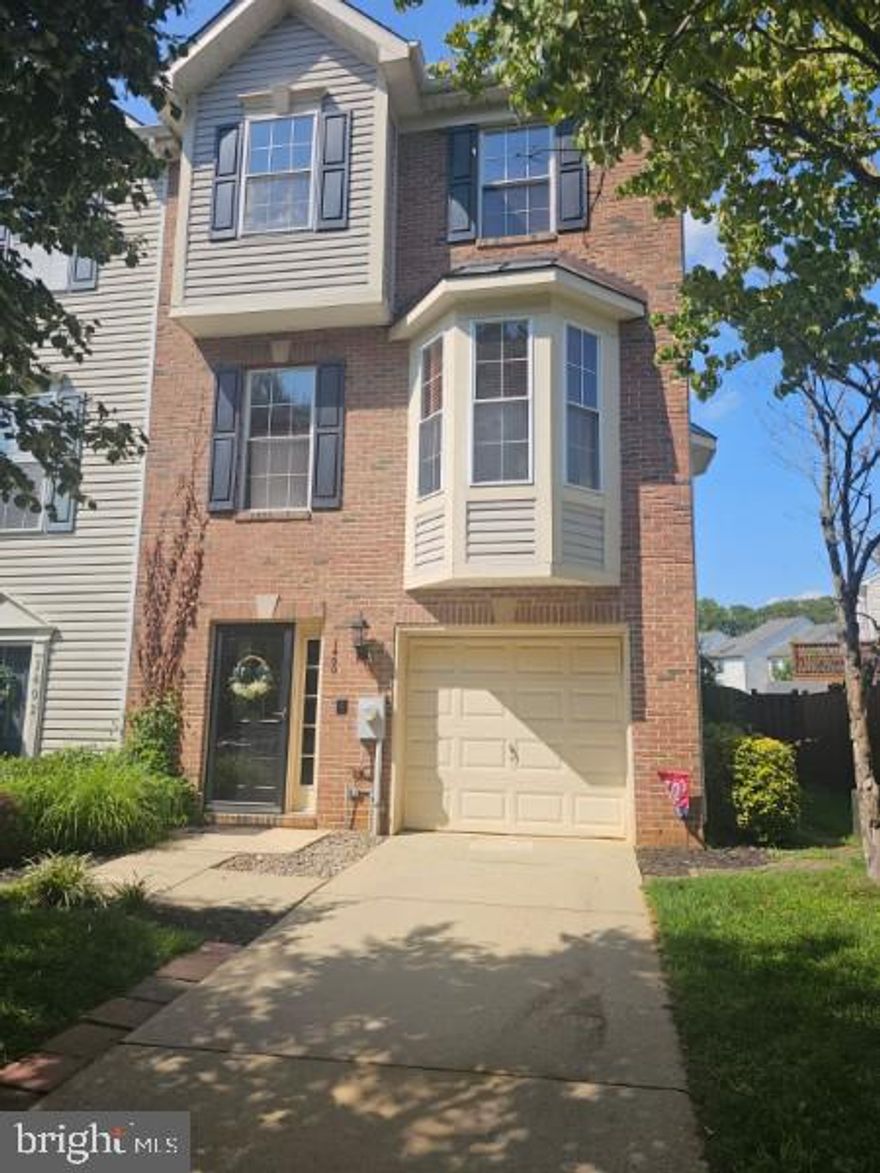 Wonderfully located and beautiful END-UNIT townhome located in BROADNECK! This 3-level townhome features an open-concept main level, spacious master bedroom with spa-like ensuite and fenced in backyard. 

This home has been lovingly maintained and features a BRAND NEW ROOF  and brand new low-maintenance turf in the backyard.  Light-filled, airy and spacious, this home has it all and is a MUST-SEE!