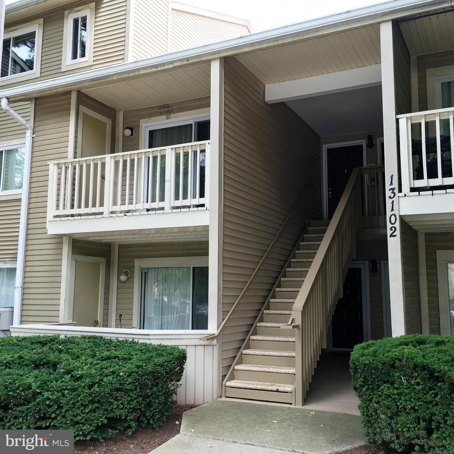 Great 2 bed and 2 bath 2 level unit. Wood floors through out both levels. High ceilings in the family and dinning area. Kitchen with ample counter and storage space. Mast with full private suite on 2nd level and walk in closet with organizers. $40 application fee, Minimum 600 credit and $50,000 per year. No pets.