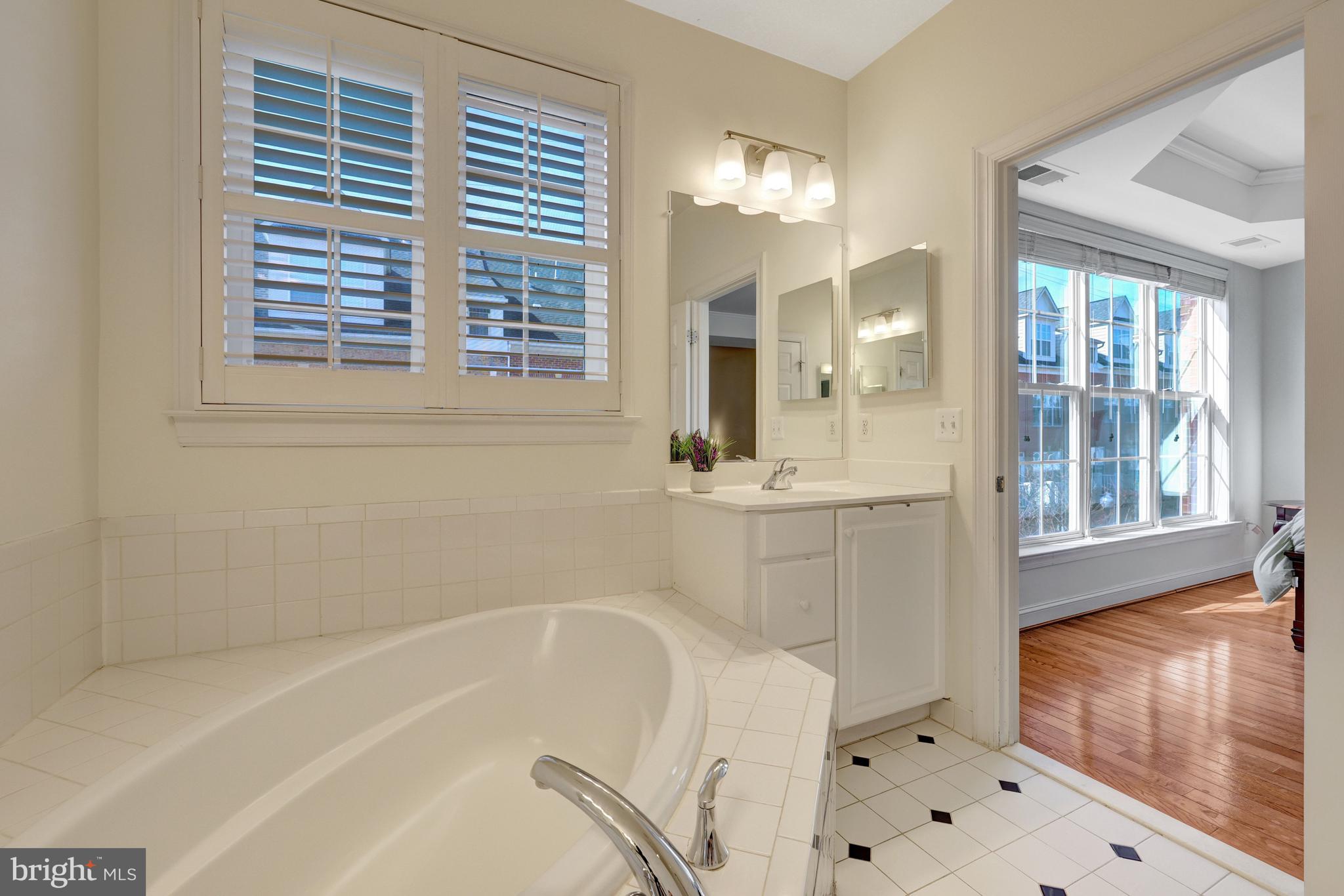 FORTNIGHTLY SQUARE - Residential