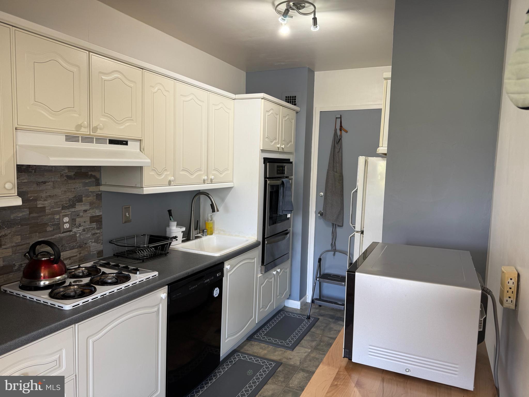 GROSVENOR PARK - Residential Lease