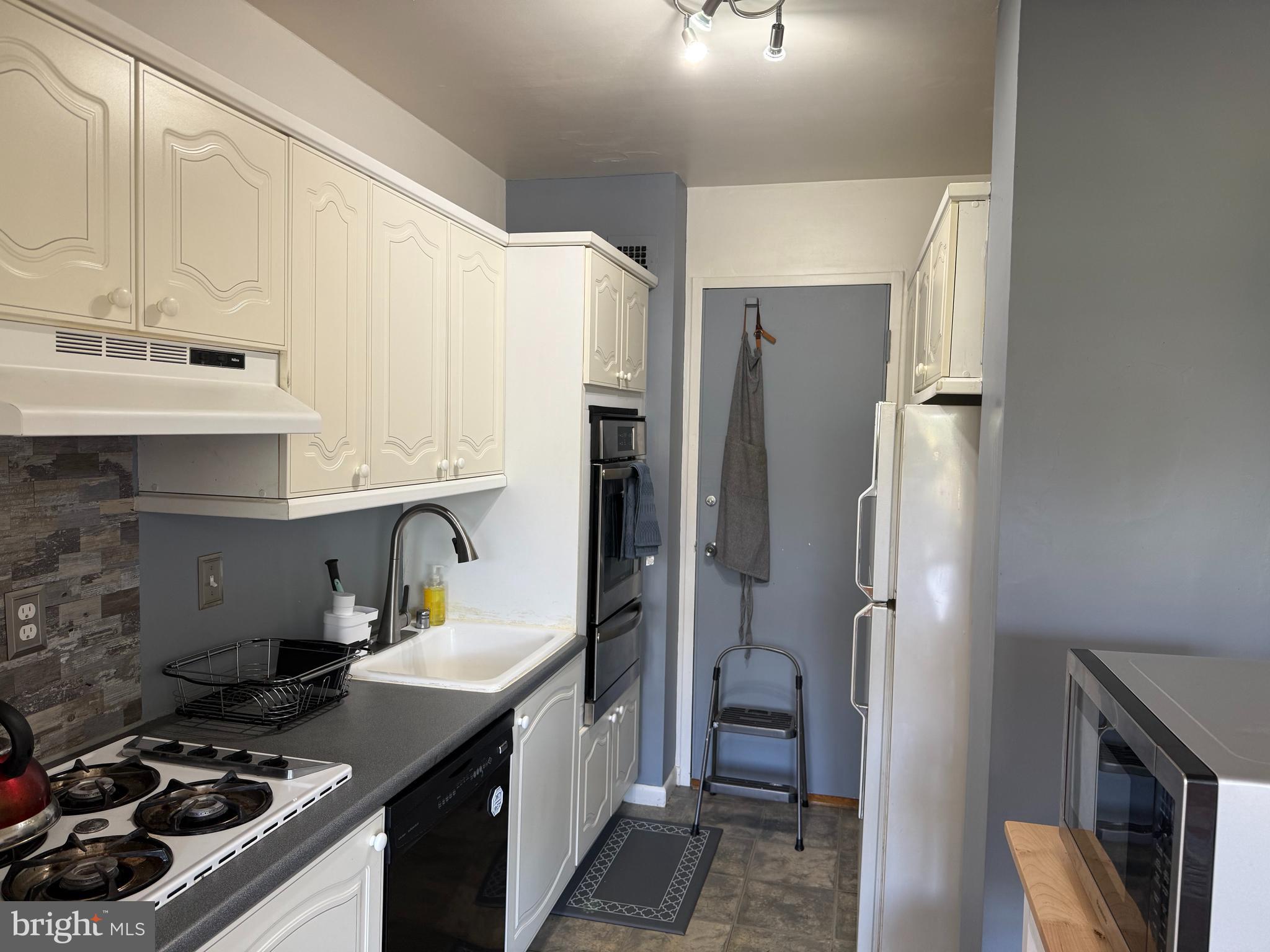 GROSVENOR PARK - Residential Lease