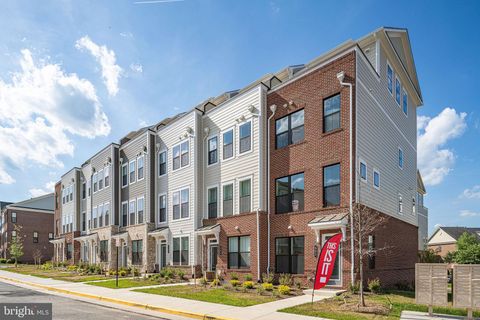 Photo of 592 Watermans Drive, WOODBRIDGE, VA 22191 (MLS # VAPW2113398)