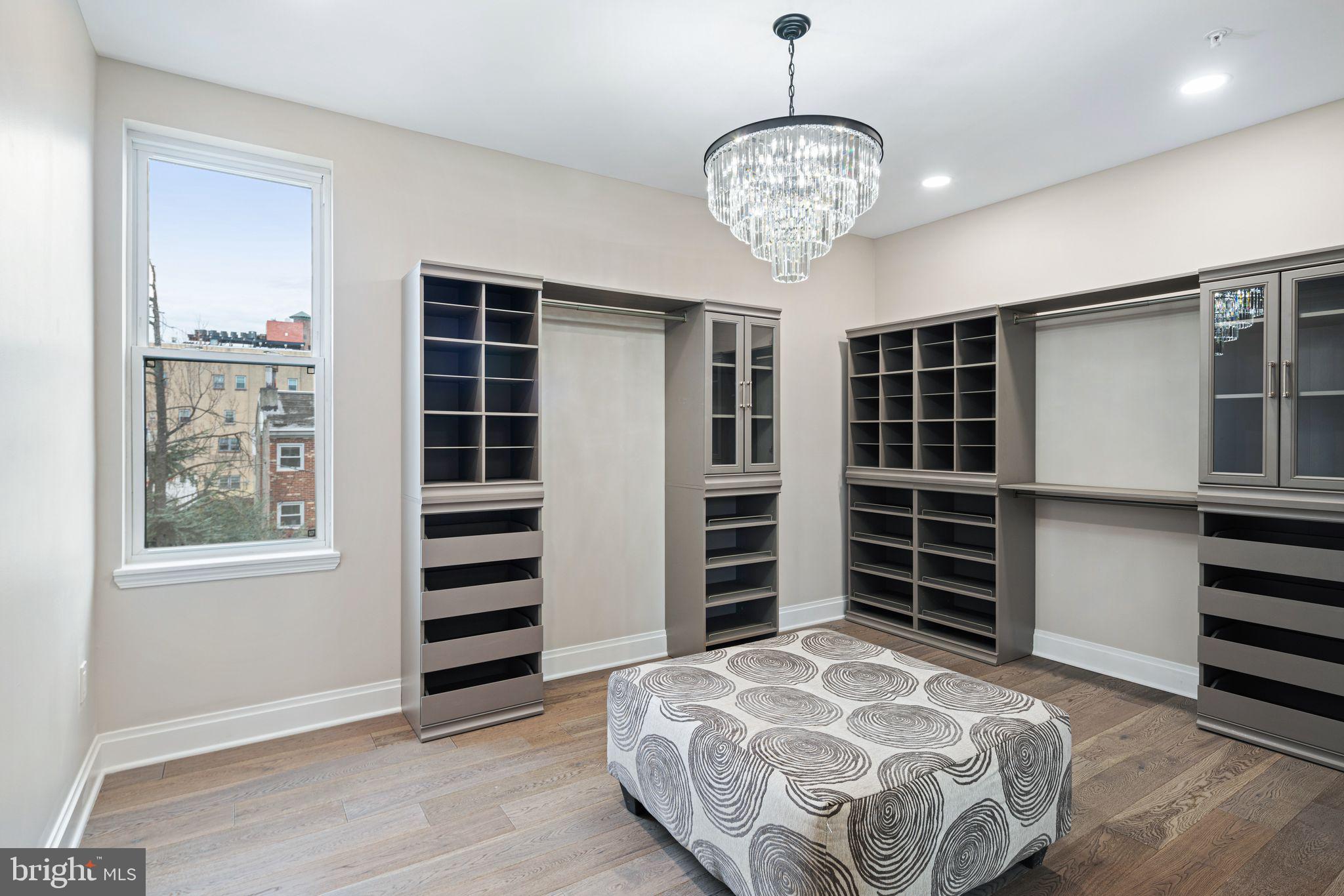 QUEEN VILLAGE - Residential