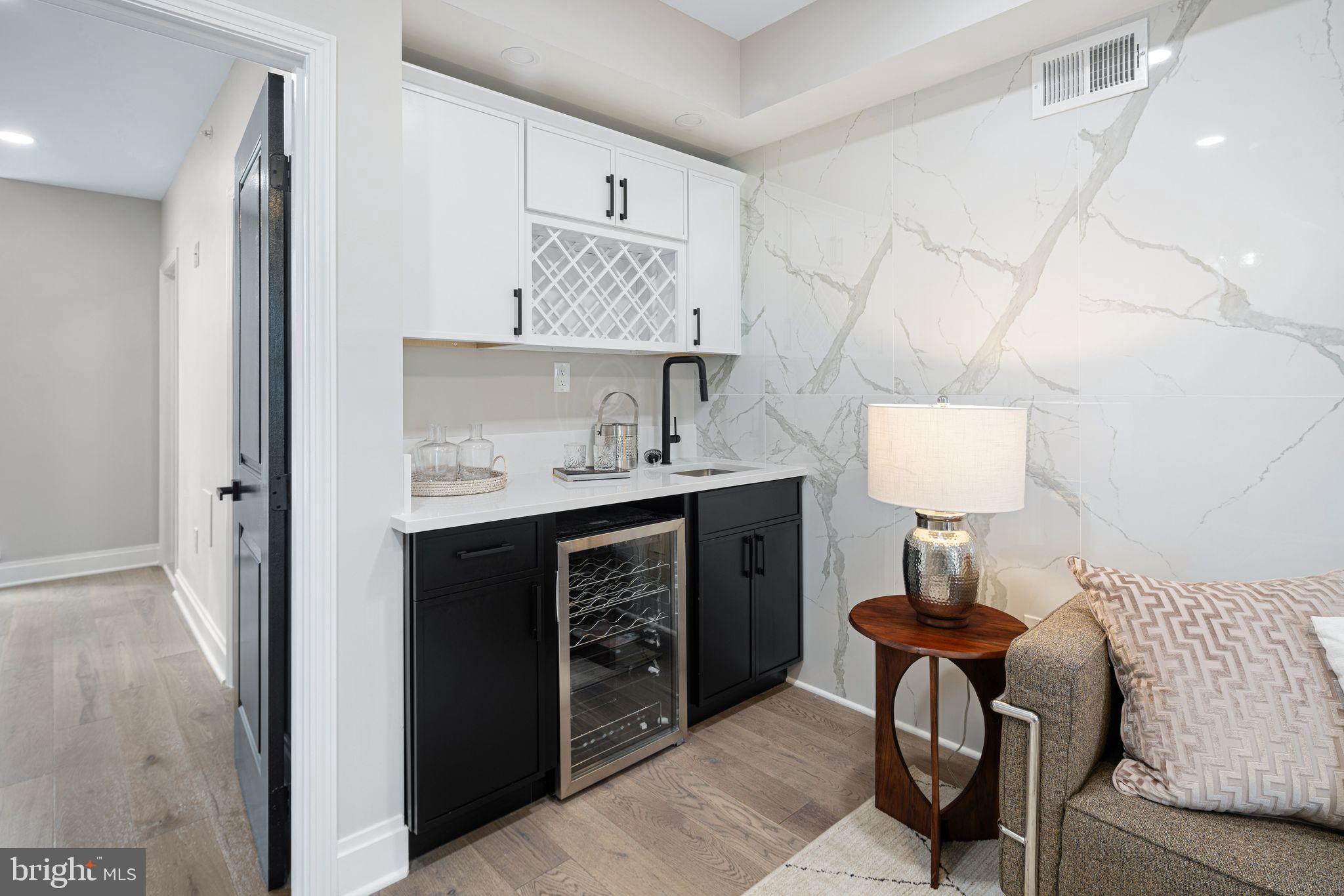 QUEEN VILLAGE - Residential