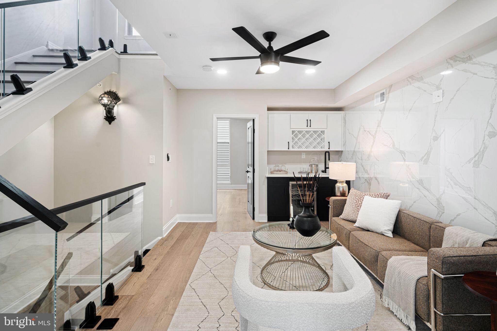 QUEEN VILLAGE - Residential
