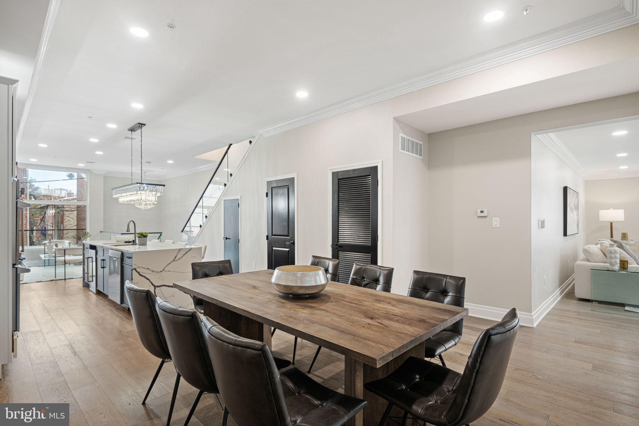 QUEEN VILLAGE - Residential