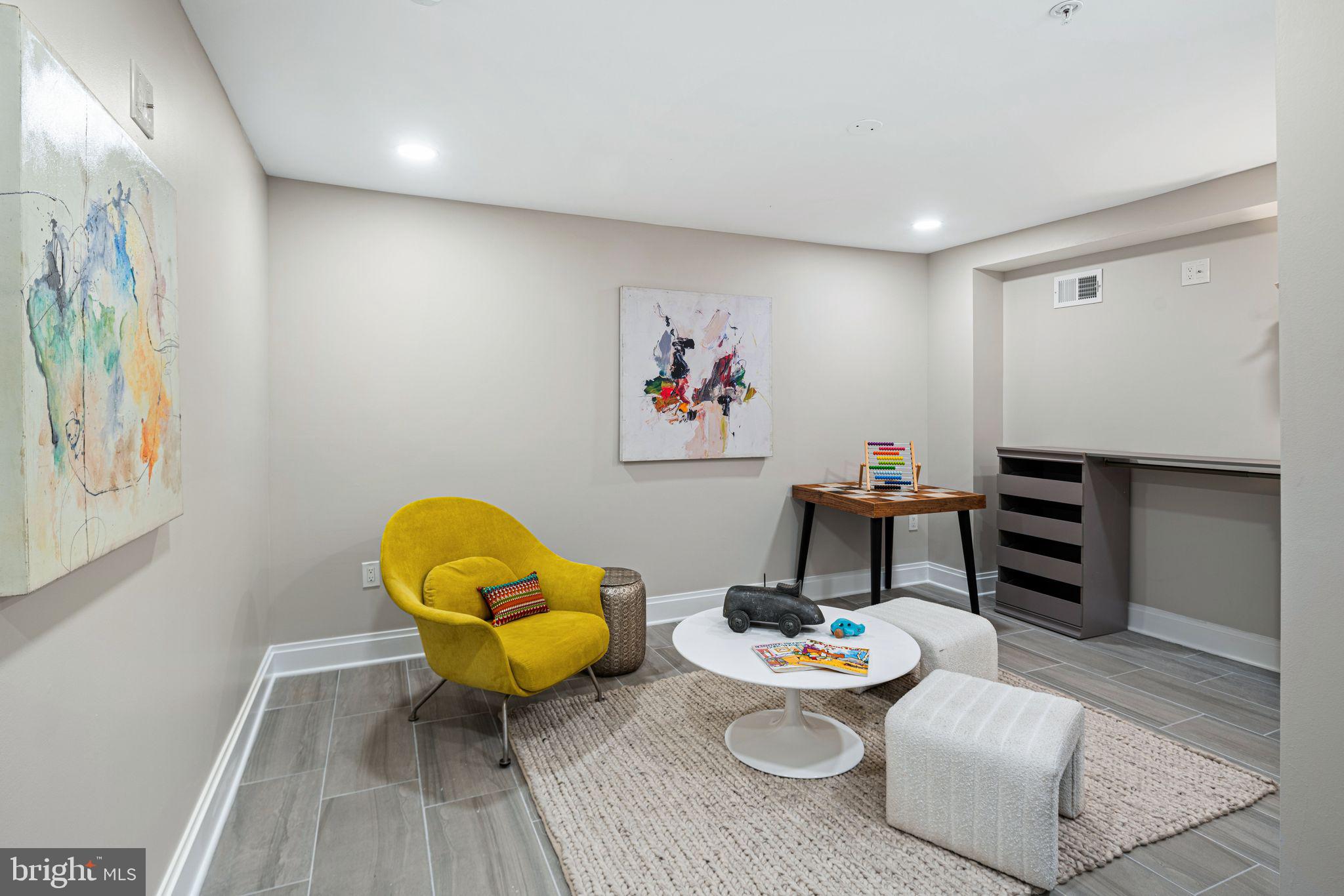 QUEEN VILLAGE - Residential