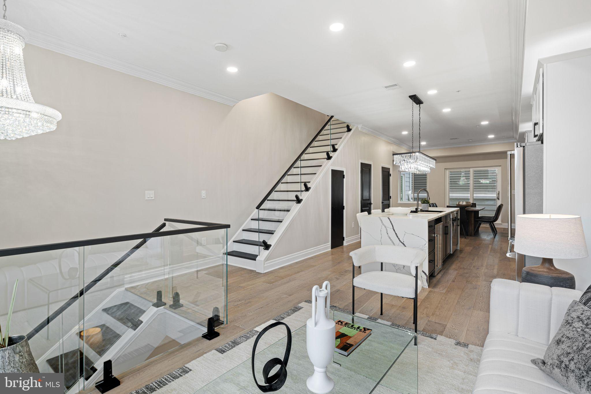 QUEEN VILLAGE - Residential