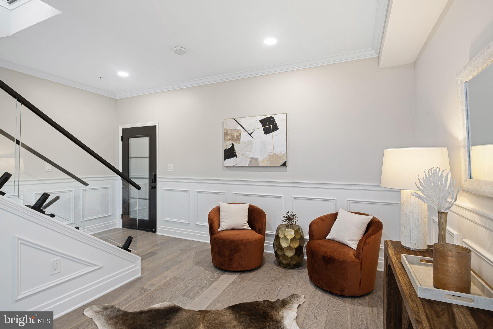 QUEEN VILLAGE - Residential