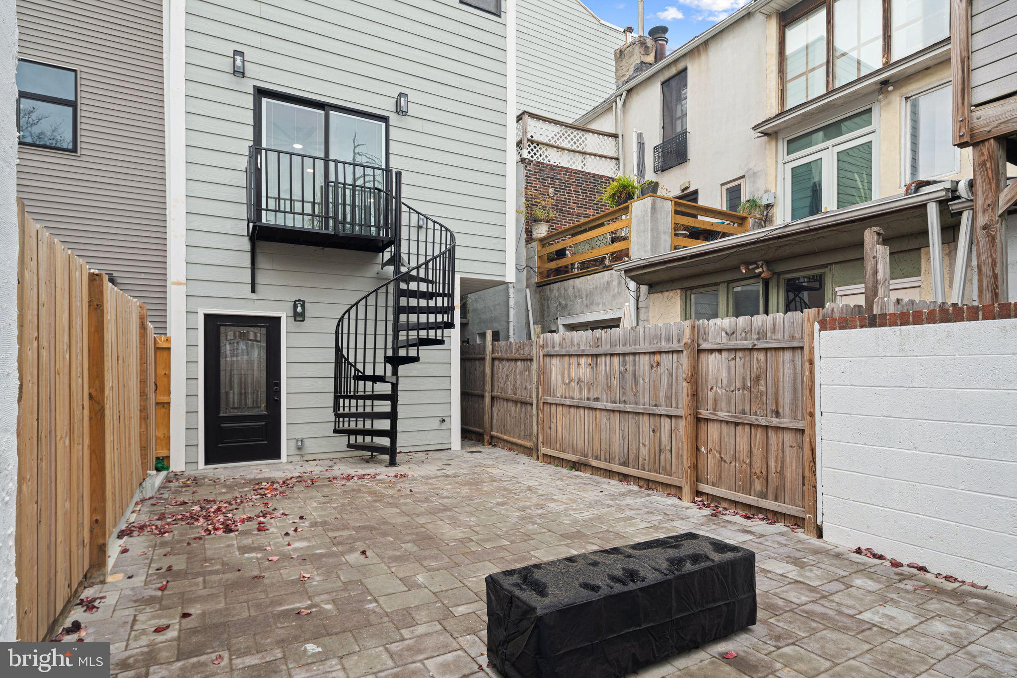 QUEEN VILLAGE - Residential