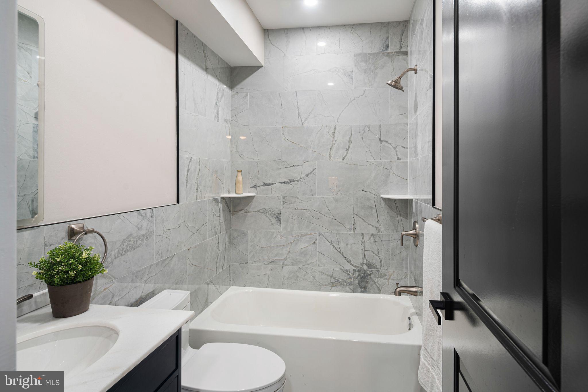 QUEEN VILLAGE - Residential