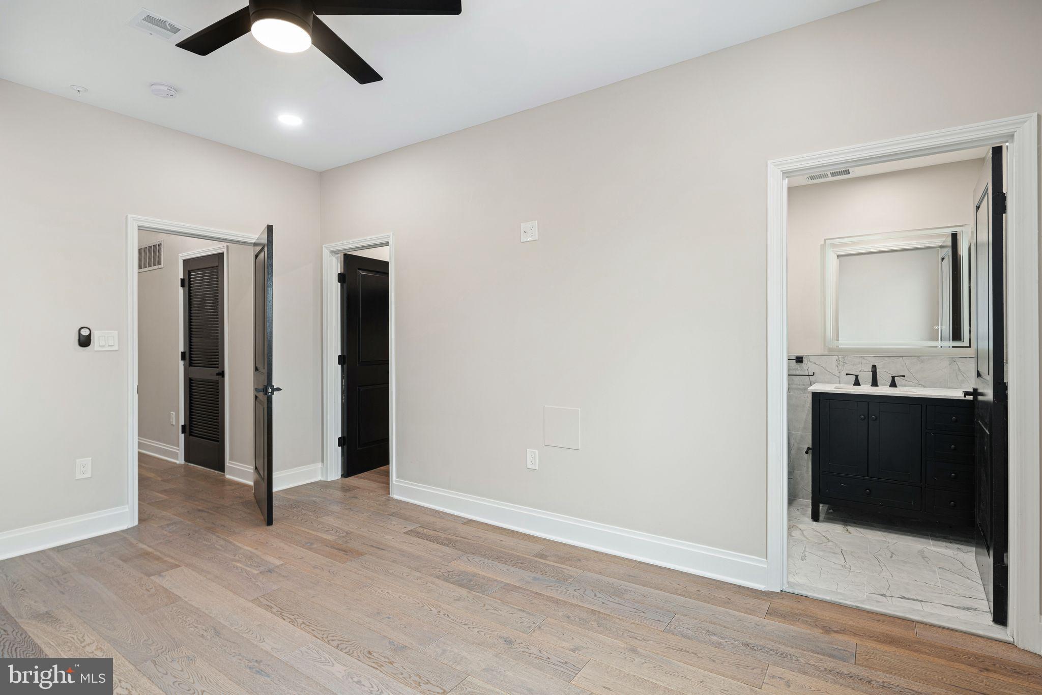QUEEN VILLAGE - Residential