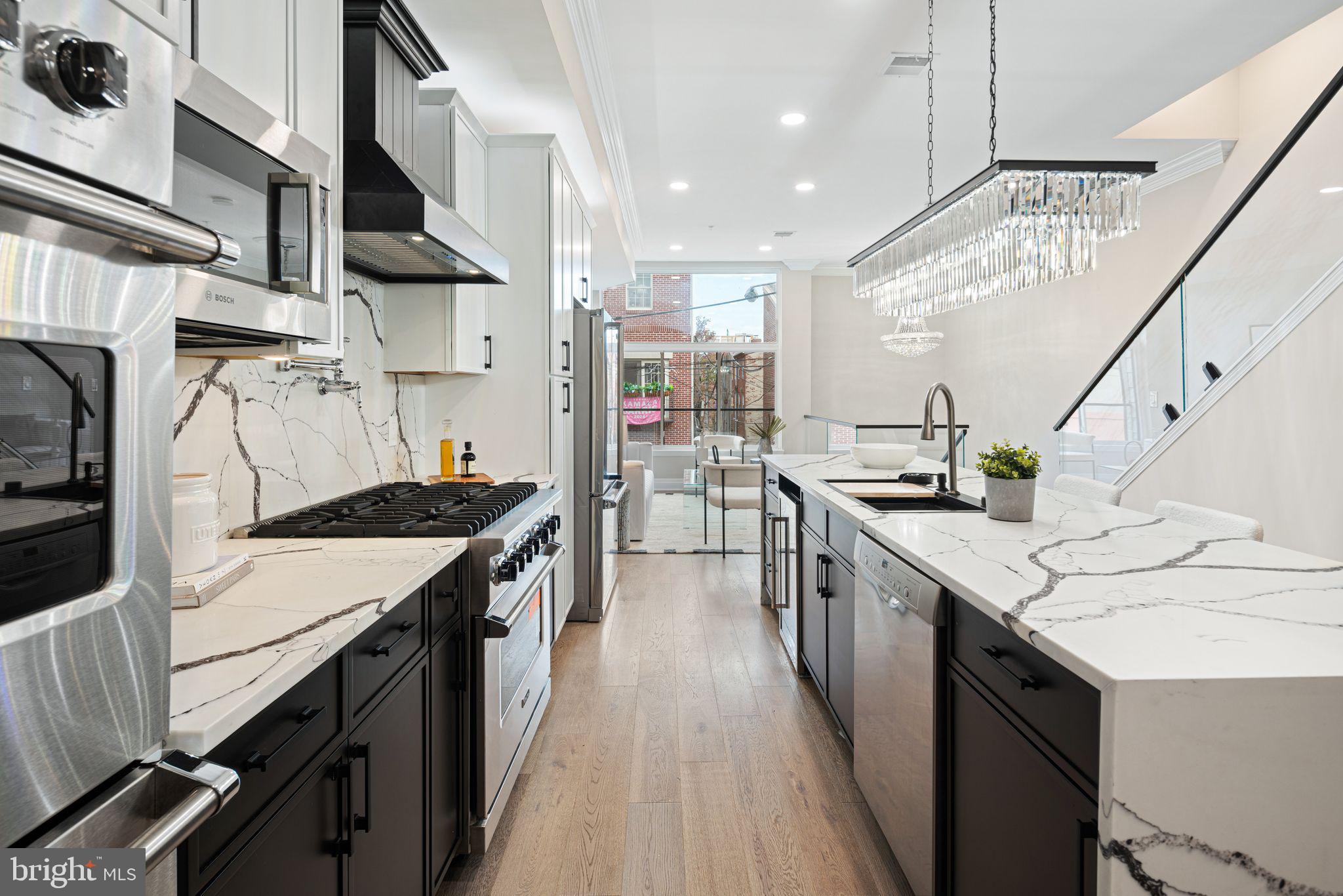 QUEEN VILLAGE - Residential