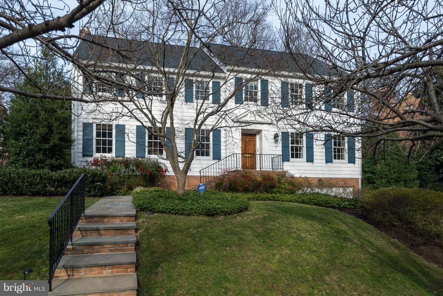 **STATELY, Sunfilled home built 1981 in fab.condition; Center Hall Colonial on beautify.landscaped lot on desirable street. Large formal rooms,newly renovated Master Ba,all baths updated,gourmet Kitchen w/stainless steel appl. pella doors&windows,all new/newer systems+roof,newly fin.lower level.Fantastic opportunity to purchase a Sumner home in move-in condition w/great backyard!