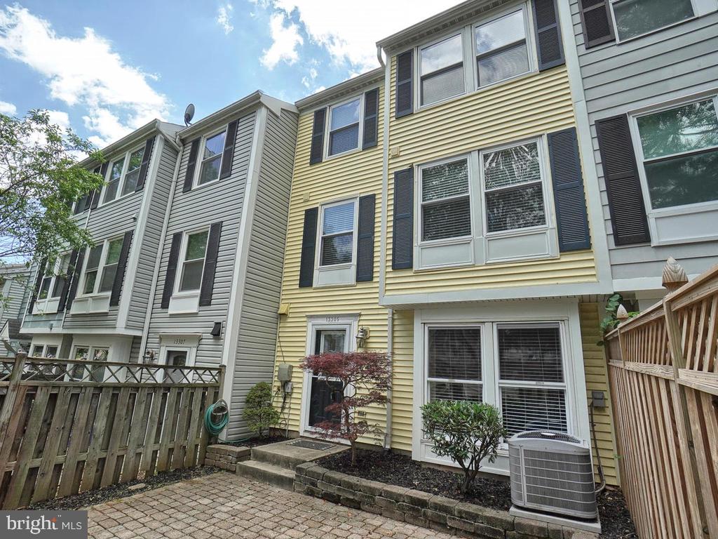 CHURCHILL TOWN - Residential Lease