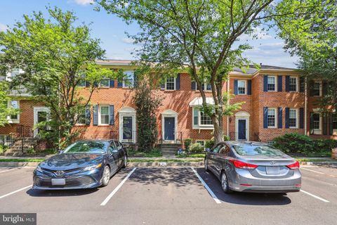 Townhouse For Rent - 10150 Village Knolls Court<br/> OAKTON, VA 22124